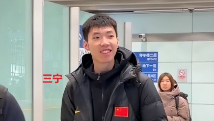 世界杯赛事直播平台下载-中国男篮抵达国内！大批球迷接机，赵睿、廖三宁笑得很灿烂